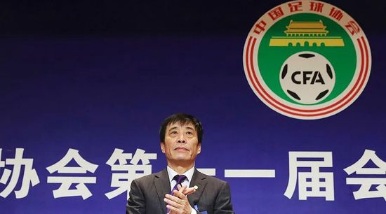 此时的时间是凌晨四点多，由于是冬天，此时的天色没有半点要放亮的痕迹。